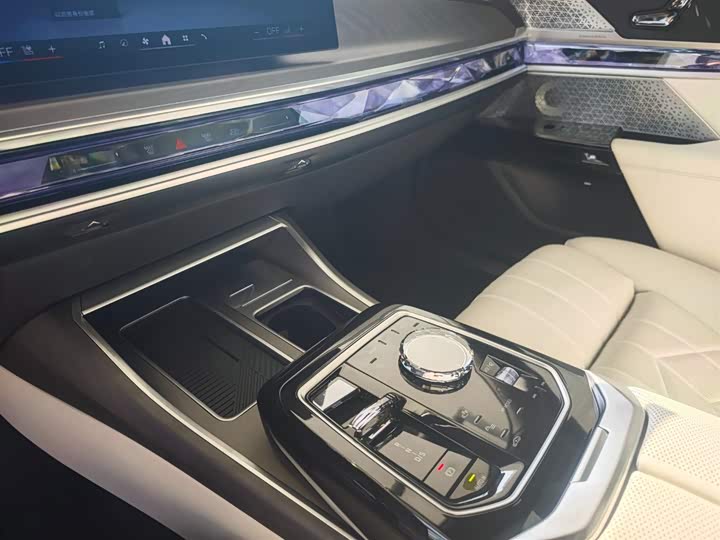 Фото 11 - BMW 7 Series