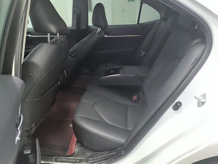 Фото 11 - Toyota Camry