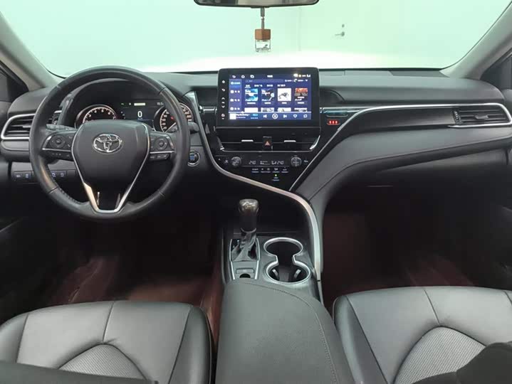 Фото 12 - Toyota Camry