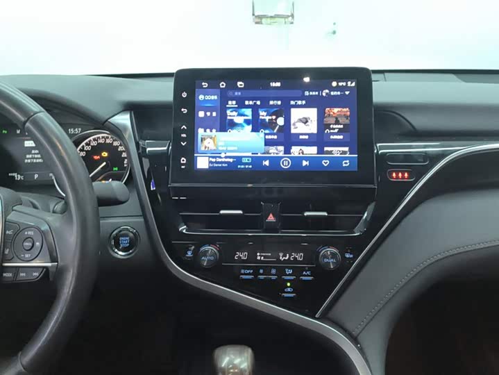 Фото 13 - Toyota Camry