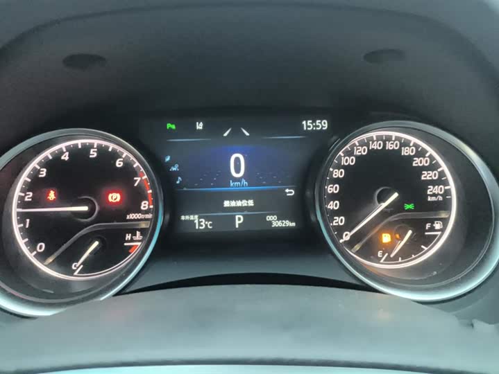 Фото 14 - Toyota Camry