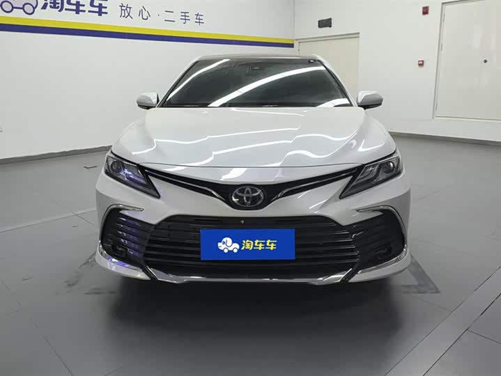 Фото 2 - Toyota Camry