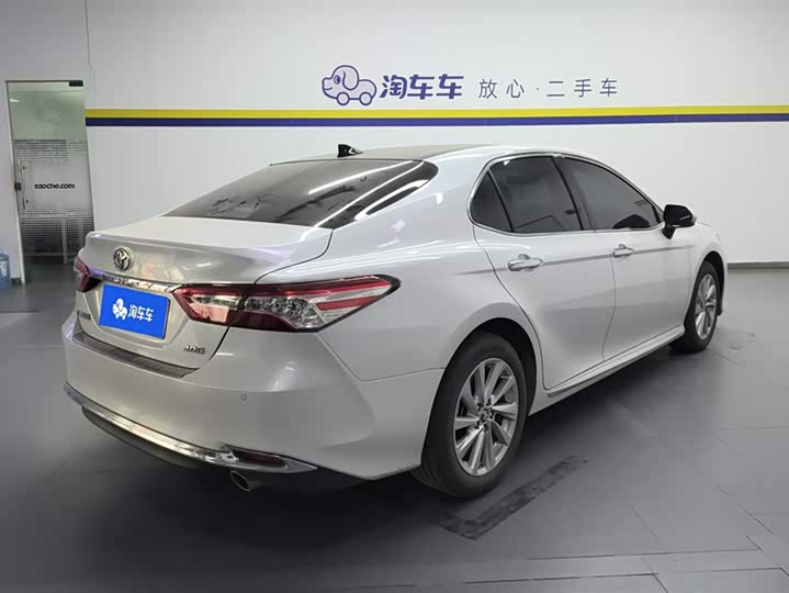 Фото 3 - Toyota Camry