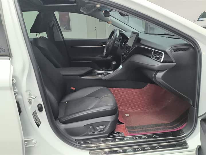 Фото 8 - Toyota Camry