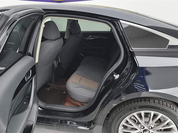 Фото 11 - Bestune B70