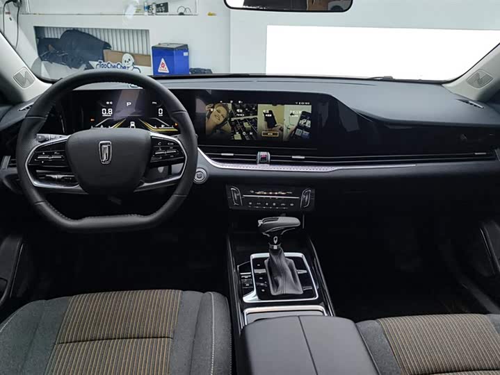 Фото 12 - Bestune B70