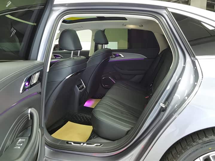 Фото 11 - Hongqi H5