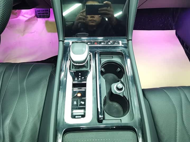 Фото 16 - Hongqi H5