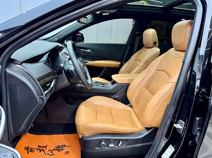 Фото 10 - Cadillac XT4