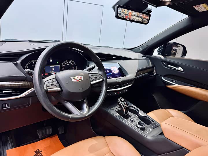 Фото 9 - Cadillac XT4