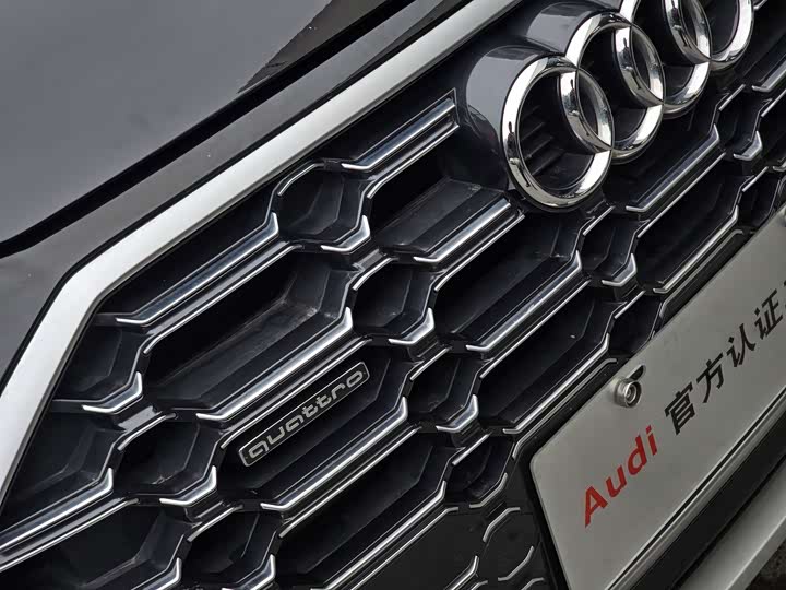 Фото 11 - Audi Q5L