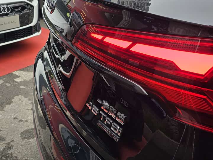 Фото 8 - Audi Q5L