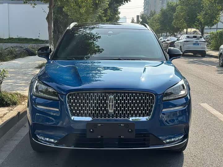 Фото 2 - Lincoln Corsair