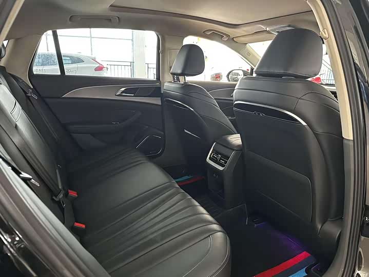 Фото 10 - Hongqi H5