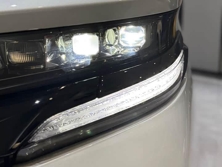 Фото 14 - Toyota Vellfire