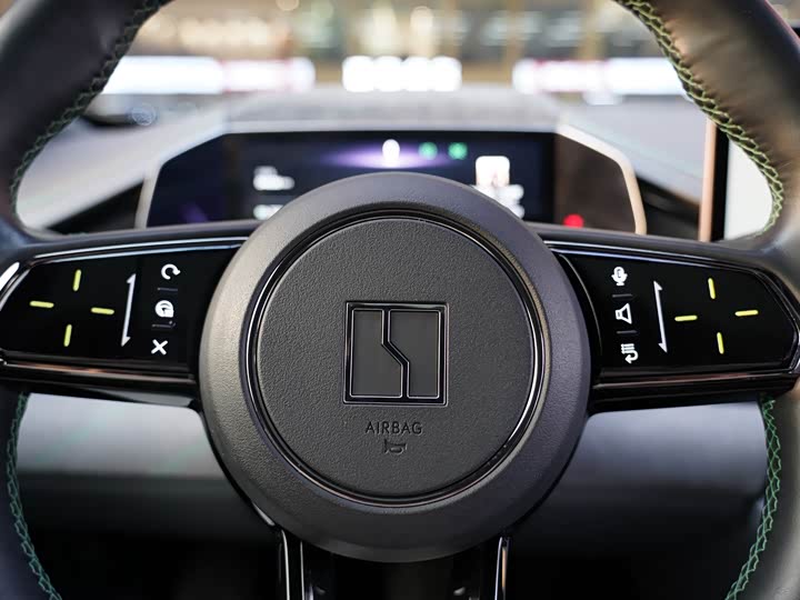 Фото 14 - Zeekr 001