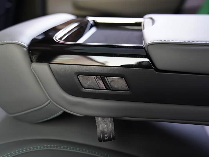 Фото 15 - Zeekr 001