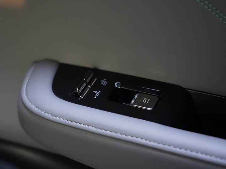 Фото 16 - Zeekr 001