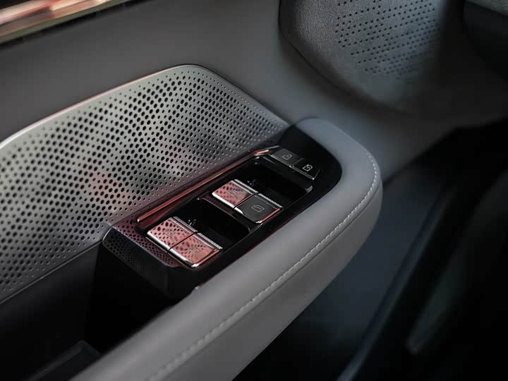 Фото 17 - Zeekr 001