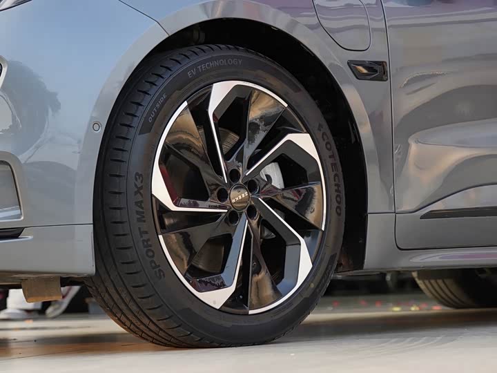 Фото 20 - Zeekr 001