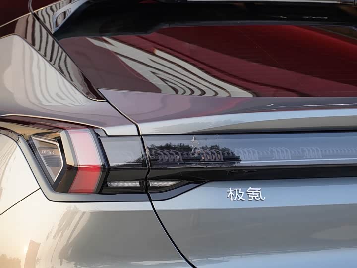 Фото 4 - Zeekr 001