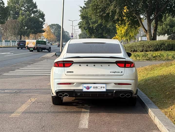 Фото 4 - Geely Preface