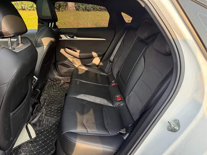 Фото 8 - Geely Preface