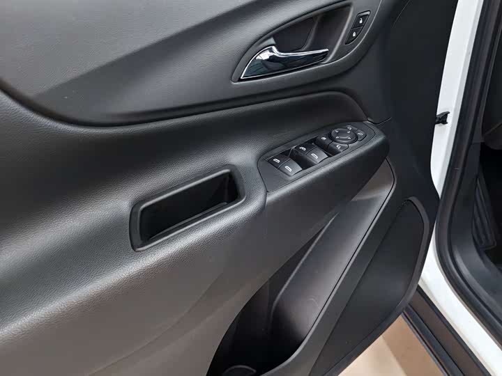 Фото 13 - Chevrolet Equinox