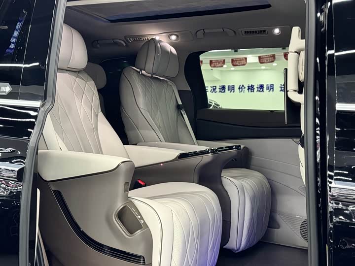 Фото 11 - Denza D9