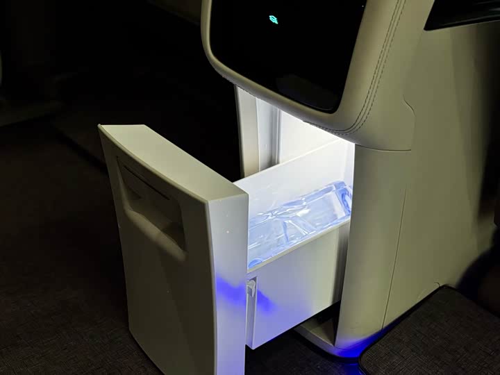 Фото 22 - Denza D9