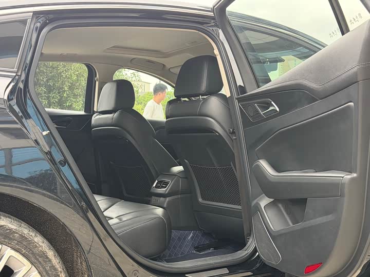 Фото 9 - Hongqi H5