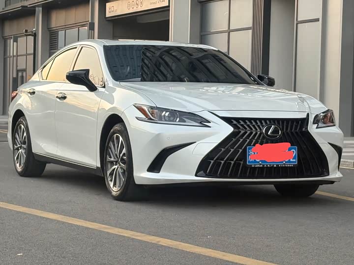 Фото 1 - Lexus ES