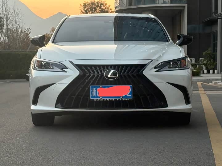 Фото 2 - Lexus ES