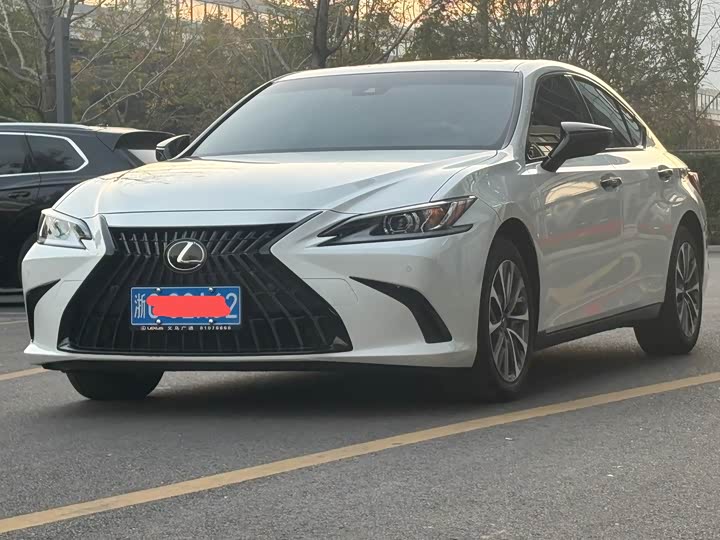 Фото 3 - Lexus ES