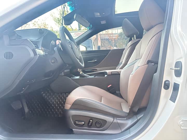 Фото 4 - Lexus ES