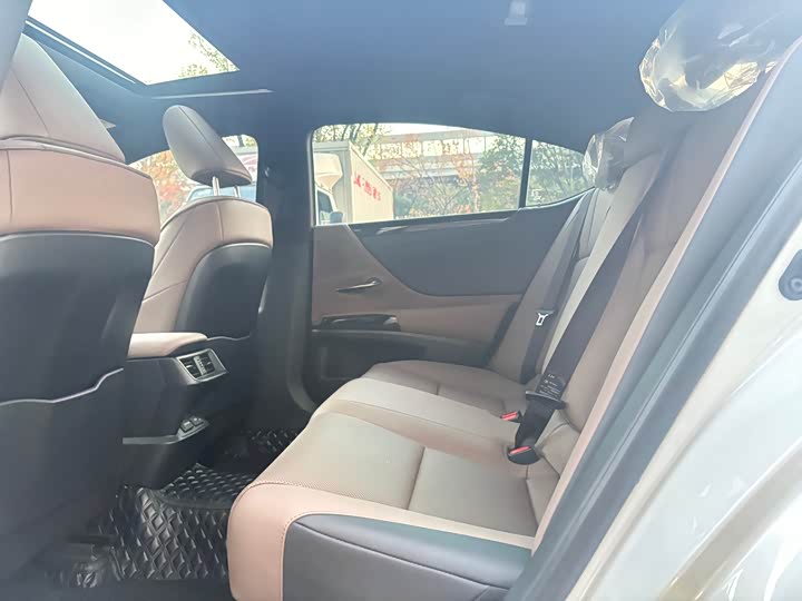 Фото 5 - Lexus ES