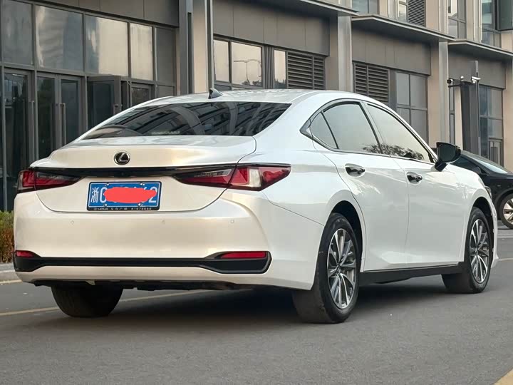 Фото 7 - Lexus ES