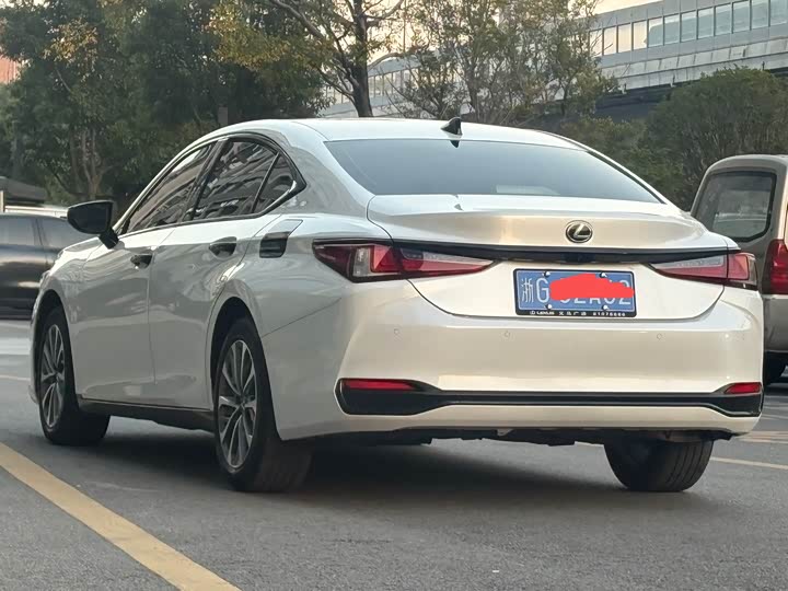 Фото 9 - Lexus ES