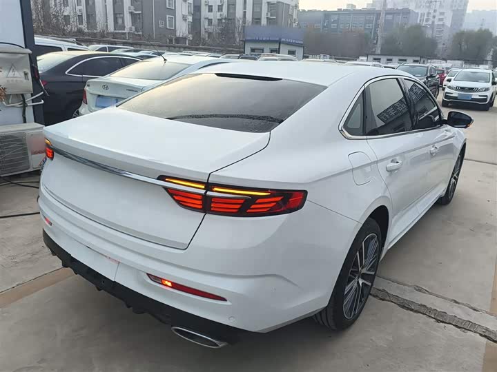 Фото 7 - Geely Preface