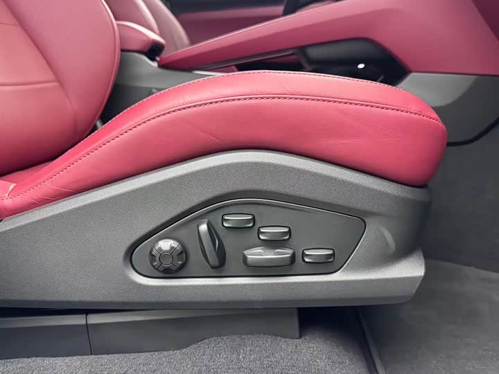 Фото 10 - Porsche Macan EV