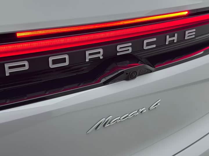 Фото 13 - Porsche Macan EV