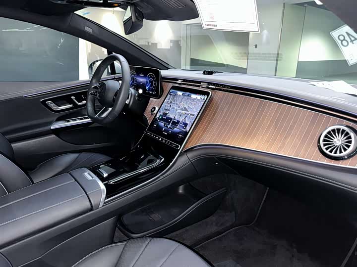 Фото 13 - Mercedes-Benz EQE