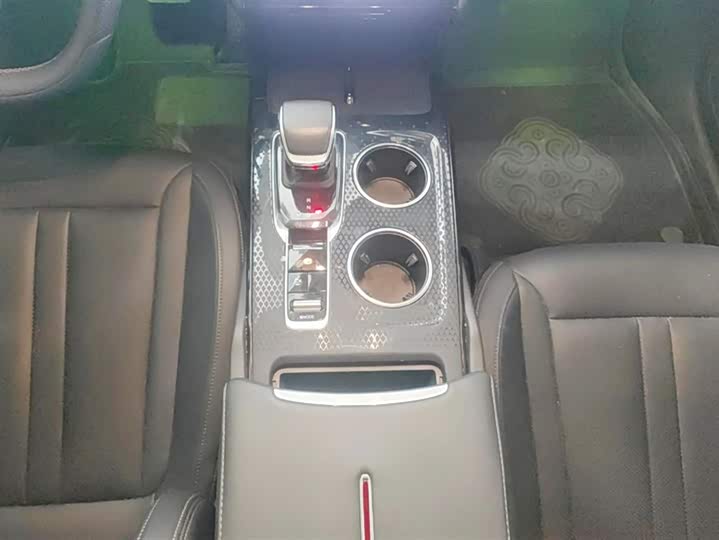 Фото 16 - Hongqi HS3