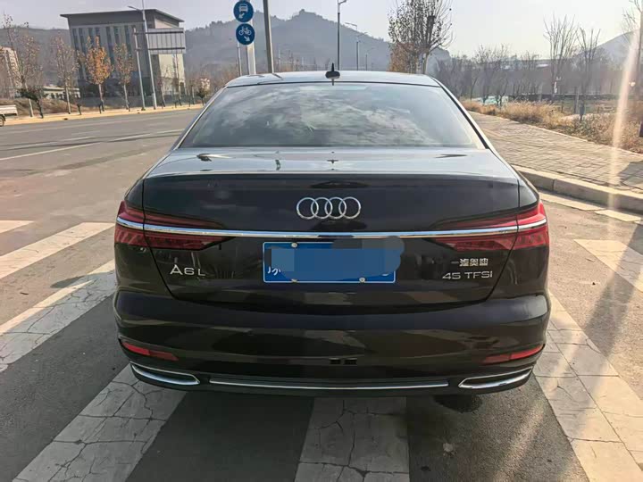 Фото 2 - Audi A6L