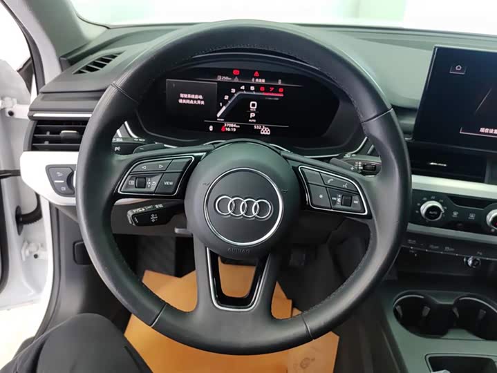 Фото 15 - Audi A4L