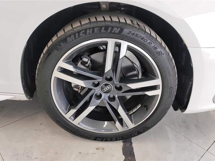 Фото 6 - Audi A4L