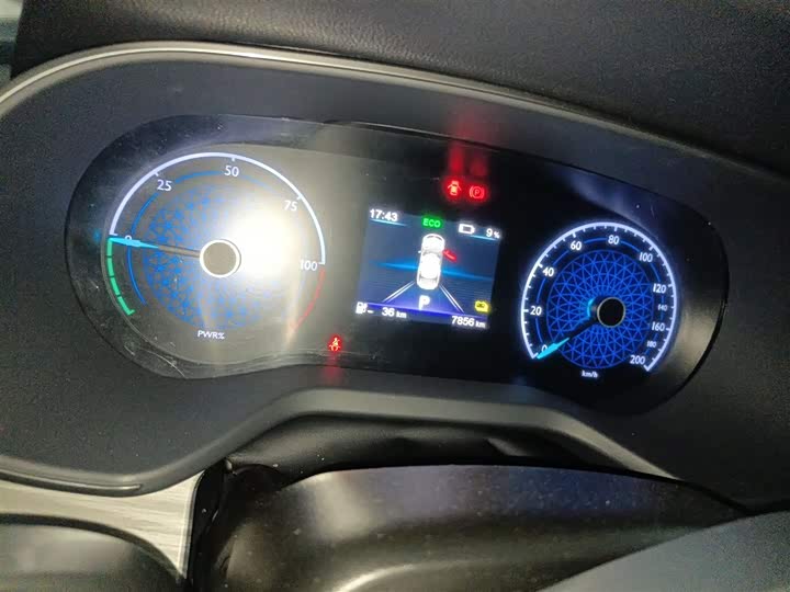 Фото 12 - Hongqi E-QM5