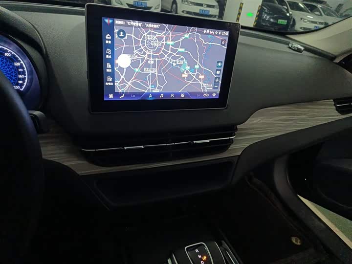 Фото 13 - Hongqi E-QM5