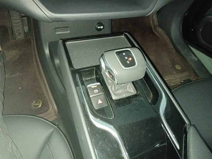 Фото 14 - Hongqi E-QM5