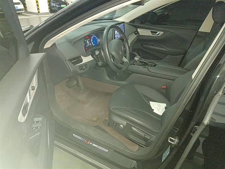 Фото 15 - Hongqi E-QM5